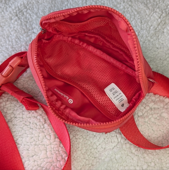 Lululemon Everywhere Belt Bag 1L in Pale Raspberry - Picture 5 of 7